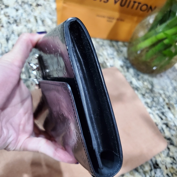 Pre-love own  Louis Vuitton pochette handbag. - Picture 4 of 16